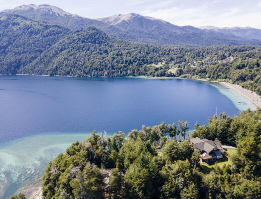 Residencia de Lujo con Vistas 360° a los Lagos | 552 m² en Lote de 2.242 m² – Villa La Angostura