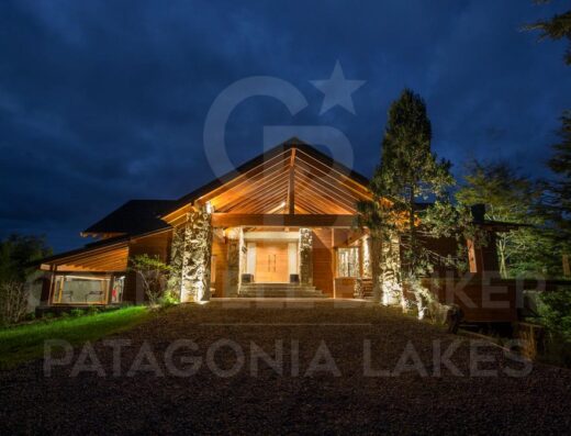 Residencia de Lujo con Vistas 360° a los Lagos | 552 m² en Lote de 2.242 m² – Villa La Angostura