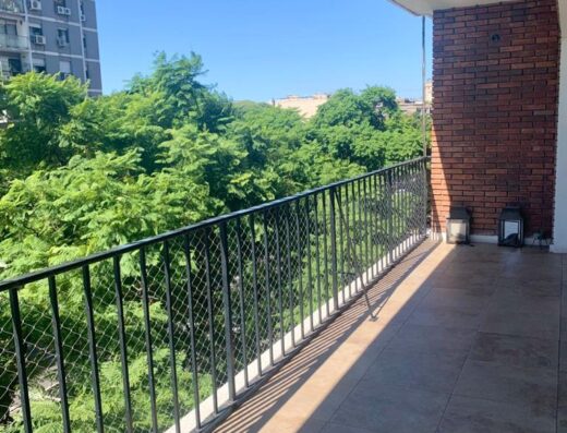 Piso con balcón aterrazado sobre Av. Figueroa Alcorta, Palermo Chico