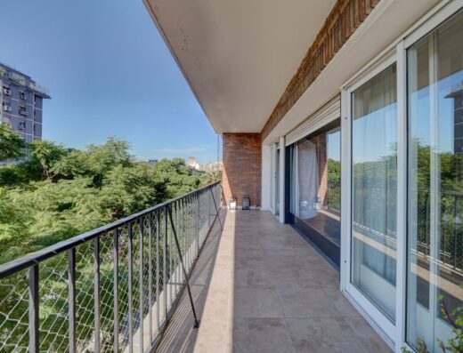 Piso con balcón aterrazado sobre Av. Figueroa Alcorta, Palermo Chico