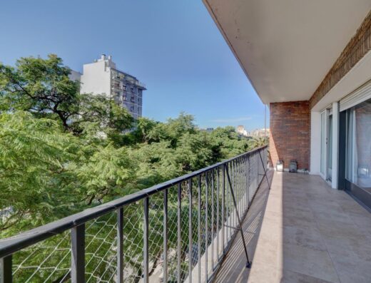 Piso con balcón aterrazado sobre Av. Figueroa Alcorta, Palermo Chico